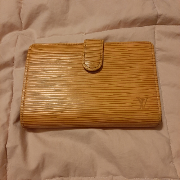 Yellow louis vuitton epi woman wallet